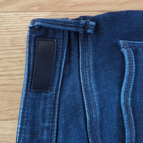 Abercrombie & Fitch. Harper Low Rise Jeans. Size 28. - Picture 8 of 9